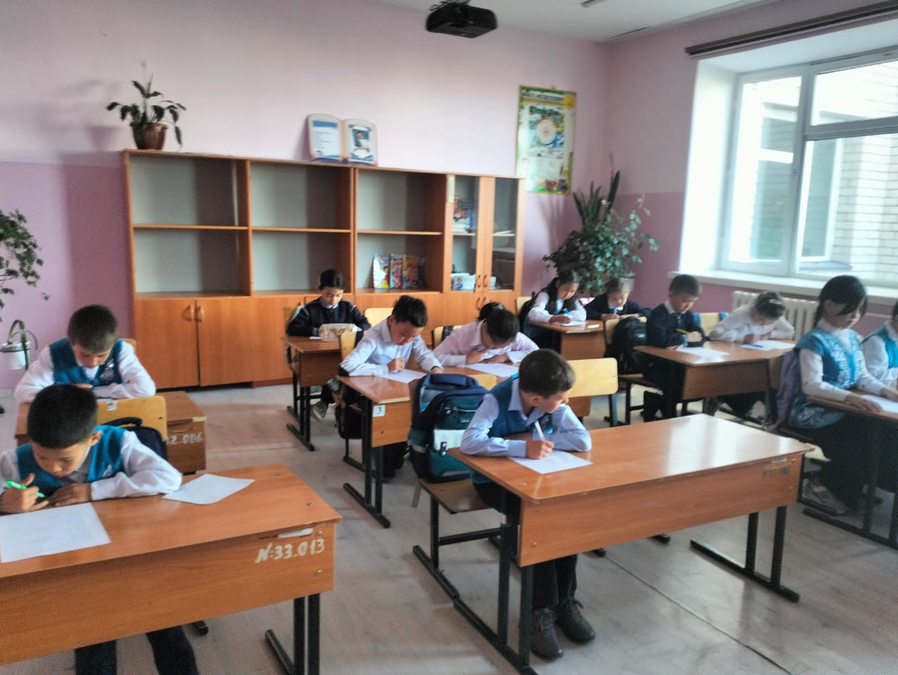 2-4- сыныптарда  мектепішілік бақылау жоспарына сай жоспарлы әкімшілік зерделеу жұмысы жүргізілді.