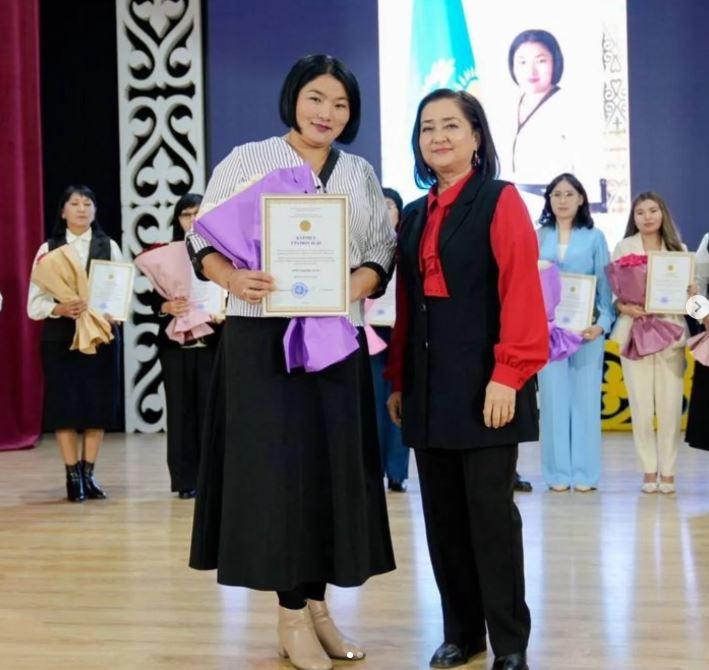 Ұстаздар күні қарсаңында физика пәнінің мұғалімі Әсем Бейсенқызы Абай облысы білім басқармасының алғыс хатымен, алғашқы әскери даярлық пәнінің мұғалімі Әділ Серікбайұлы Жаңасемей ауданы әкімінің алғыс хатымен марапатталды. #Құттықтаймыз